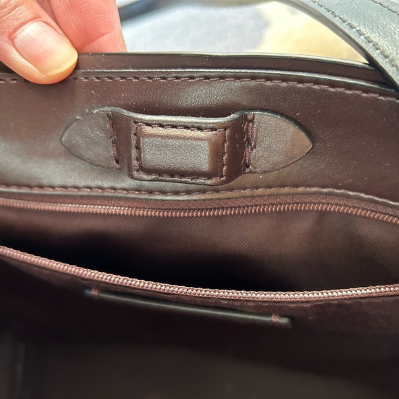 Coach bag. Black leather with gold chain detail. - Picture 5 of 8